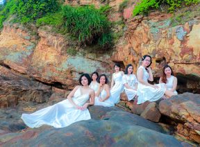 Khách với bãi đá Cầu Mỵ