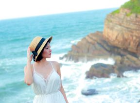 Khách với bãi đá Cầu Mỵ